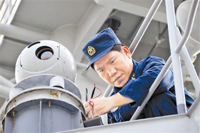 劉隆武在調試裝備。廖宇飛攝 劉隆武在調試裝備。廖宇飛攝