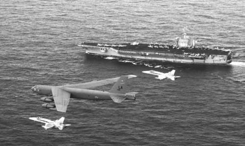 美國空軍的B-52轟炸機演練與航母協(xié)同作戰(zhàn) 美國空軍的B-52轟炸機演練與航母協(xié)同作戰(zhàn)