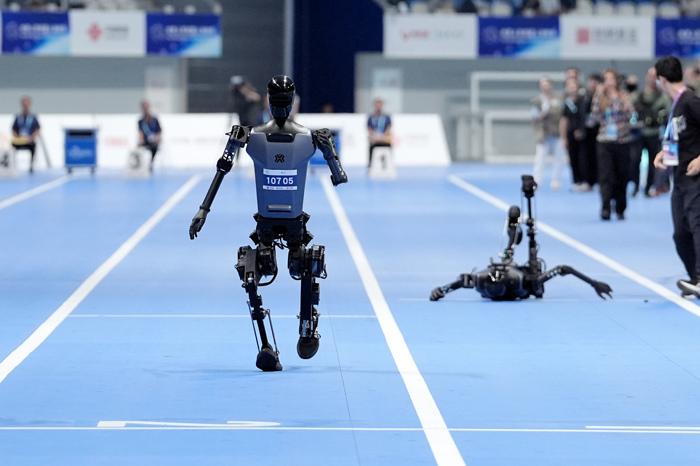 人形機器人運動會上演“百米飛人決戰(zhàn)”