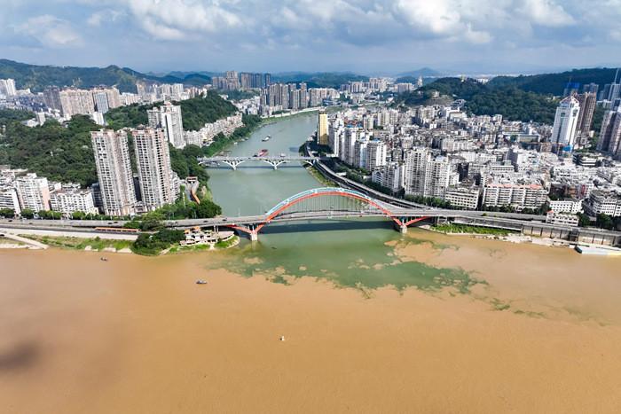 廣西梧州：洪峰過(guò)后現(xiàn)“鴛鴦江”景象