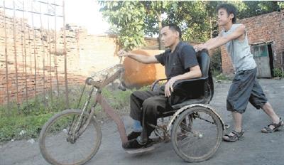13歲男孩帶著癱瘓爸爸上學(xué)(圖)