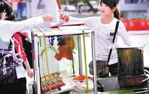 時(shí)尚女孩賣(mài)糖葫蘆走紅西安交大(圖)