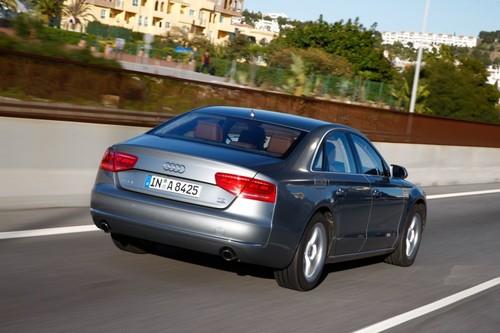 豪華車的準(zhǔn)則 海外試駕2011款?yuàn)W迪A8