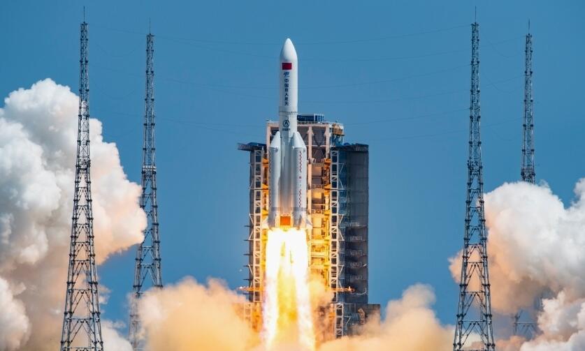 十年鏗鏘步，中國(guó)新坐標(biāo)<p>以非凡十年的奮進(jìn)征程為縱軸，以時(shí)代先鋒的擔(dān)當(dāng)作為為橫軸，立于新時(shí)代中國(guó)的現(xiàn)實(shí)原點(diǎn)，來(lái)路星光燦燦，今朝群英堂堂。<p>