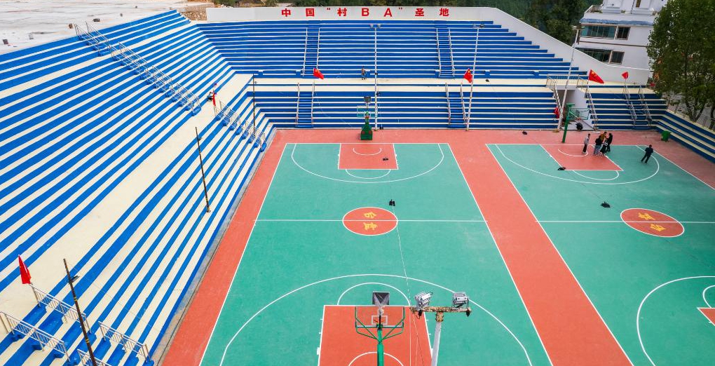 探訪“天下苗族第一縣”：“村BA”爆火背后是民族的交往交流交融<p>貴州省黔東南苗族侗族自治州臺江縣民族村寨臺盤村，對于籃球的熱愛是刻在骨子里的。見到村里高齡籃球愛好者陸大江時，他正打算前往“村BA”網(wǎng)紅籃球場了解改擴(kuò)建后的最新進(jìn)展，“我家里還有球衣和籃球，新球場弄好后要約上老伙計(jì)們?nèi)ヒ徽癸L(fēng)采?！?p>