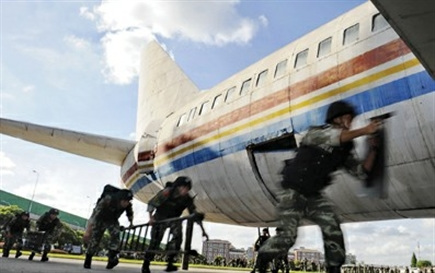 直擊武警特戰(zhàn)隊反劫機演練2秒鐘解救全部人質