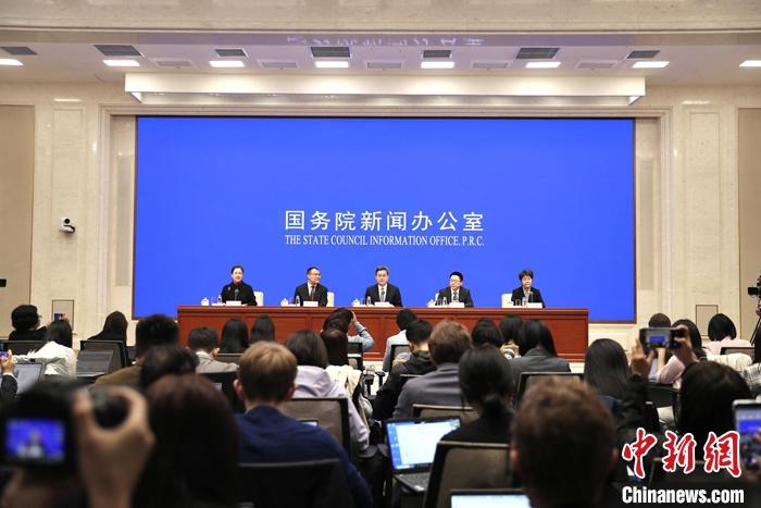 10月12日，中國(guó)國(guó)務(wù)院新聞辦公室在北京舉行新聞發(fā)布會(huì)，財(cái)政部部長(zhǎng)藍(lán)佛安、財(cái)政部副部長(zhǎng)廖岷、財(cái)政部副部長(zhǎng)王東偉、財(cái)政部副部長(zhǎng)郭婷婷介紹“加大財(cái)政政策逆周期調(diào)節(jié)力度、推動(dòng)經(jīng)濟(jì)高質(zhì)量發(fā)展”有關(guān)情況，并答記者問。 <a target='_blank' href='/'>中新社</a>記者 王紫儒 攝
