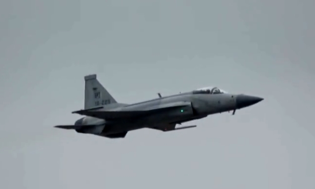 “梟龍”戰(zhàn)機最新型號曝光 近距離帶你看