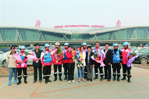 民間救援隊談?wù)饏^(qū)經(jīng)歷:志愿者無經(jīng)驗遇滾石亂跑