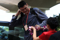 姚明抵達(dá)博鰲參加博鰲亞洲論壇2011年會(huì)