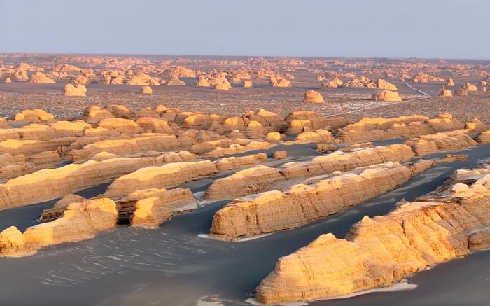 夕陽染金敦煌雅丹更顯神秘