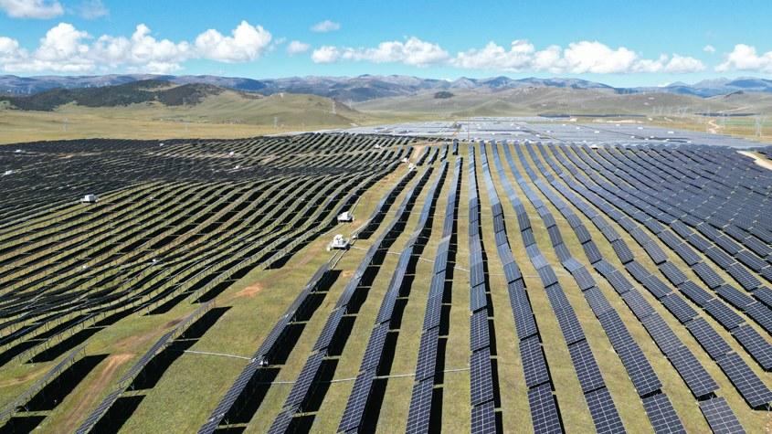 超4000米海拔光伏基地成牦?！疤炷徊蛷d”