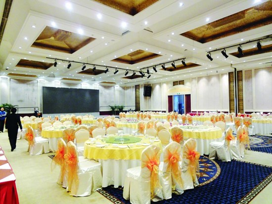 晶剛回門宴之日住所緊閉保安“送”多撥記者(圖)