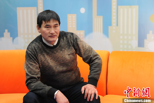 大衣哥為慈善賣大衣否認(rèn)炒作:做得再對(duì)也有人說(shuō)